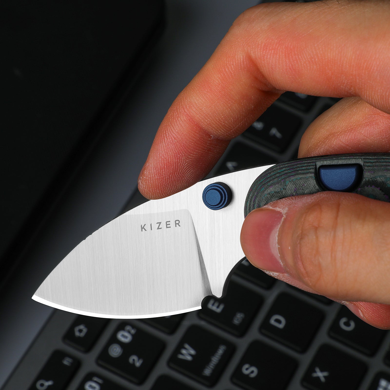 Microbe™ | 5Th Pocket Knife | Kizer Button Liner Lock™ | Camo Carbon Watermelon Sugar Handle | KizerB™ 2742A5