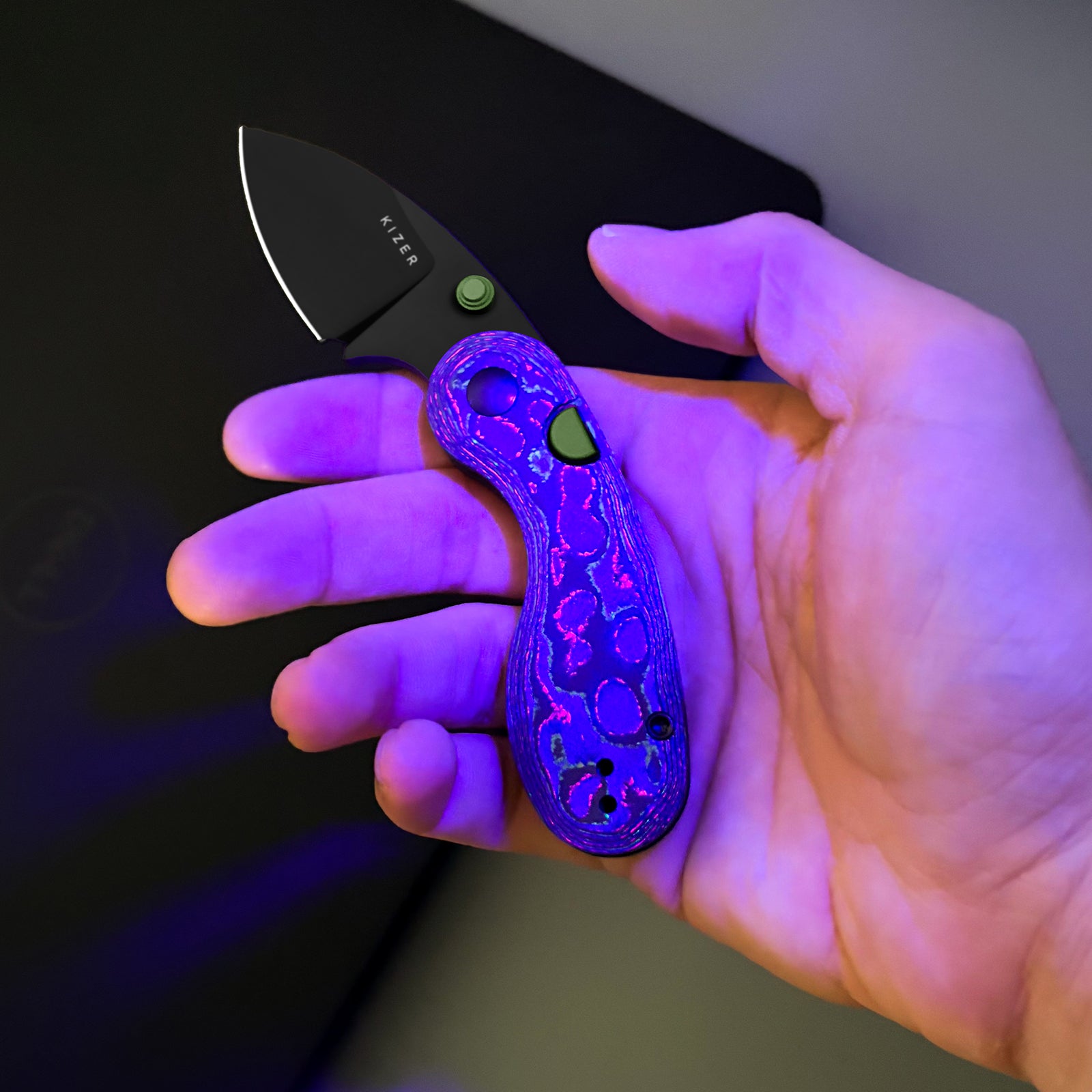 Microbe™ | 5Th Pocket Knife | Kizer Button Liner Lock™ | Camo Carbon Watermelon Sugar Handle | KizerB™ 2742A5