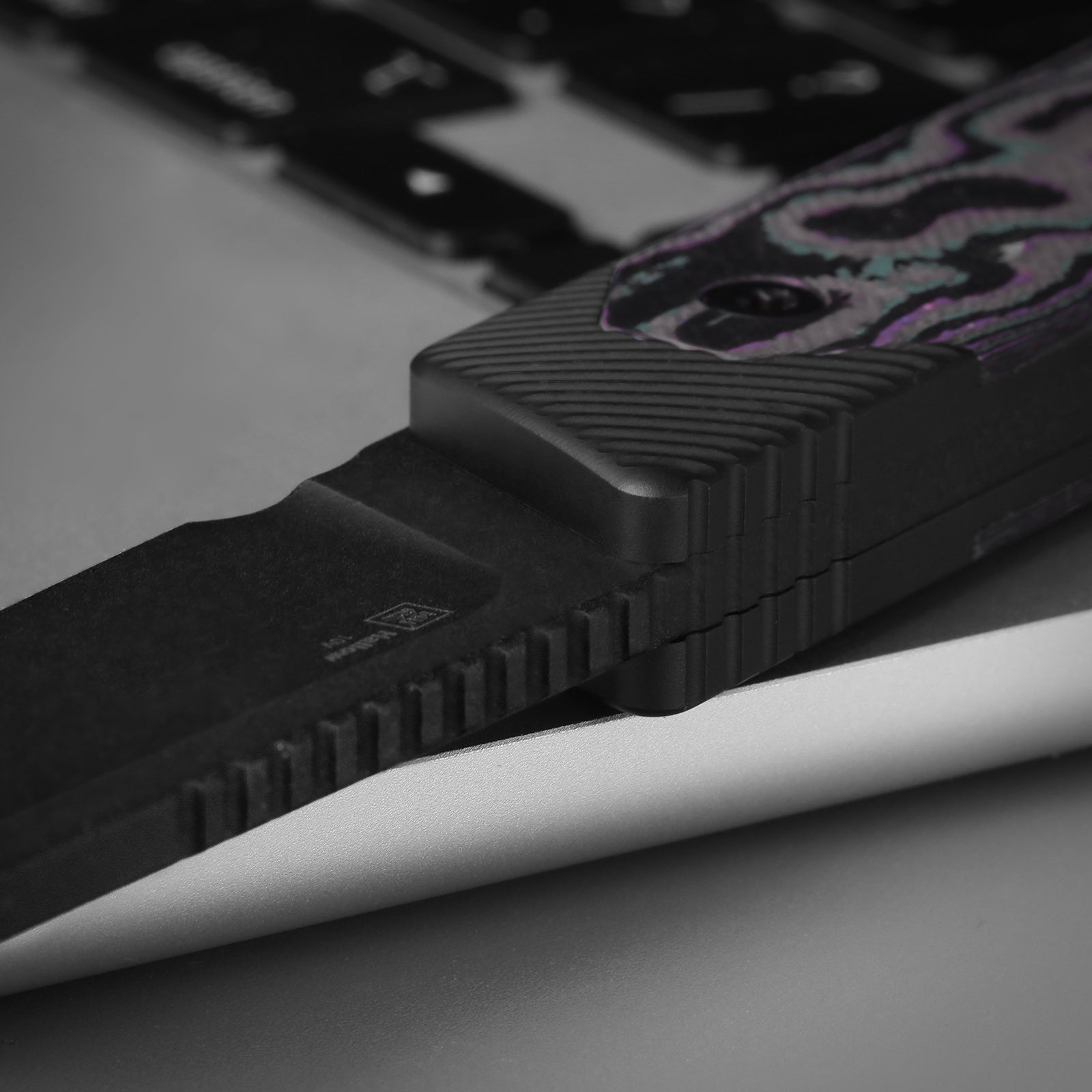 Hallow | Aluminium + Camo Carbon JAZZ | CPM 10V | KizerB™ 1123A1
