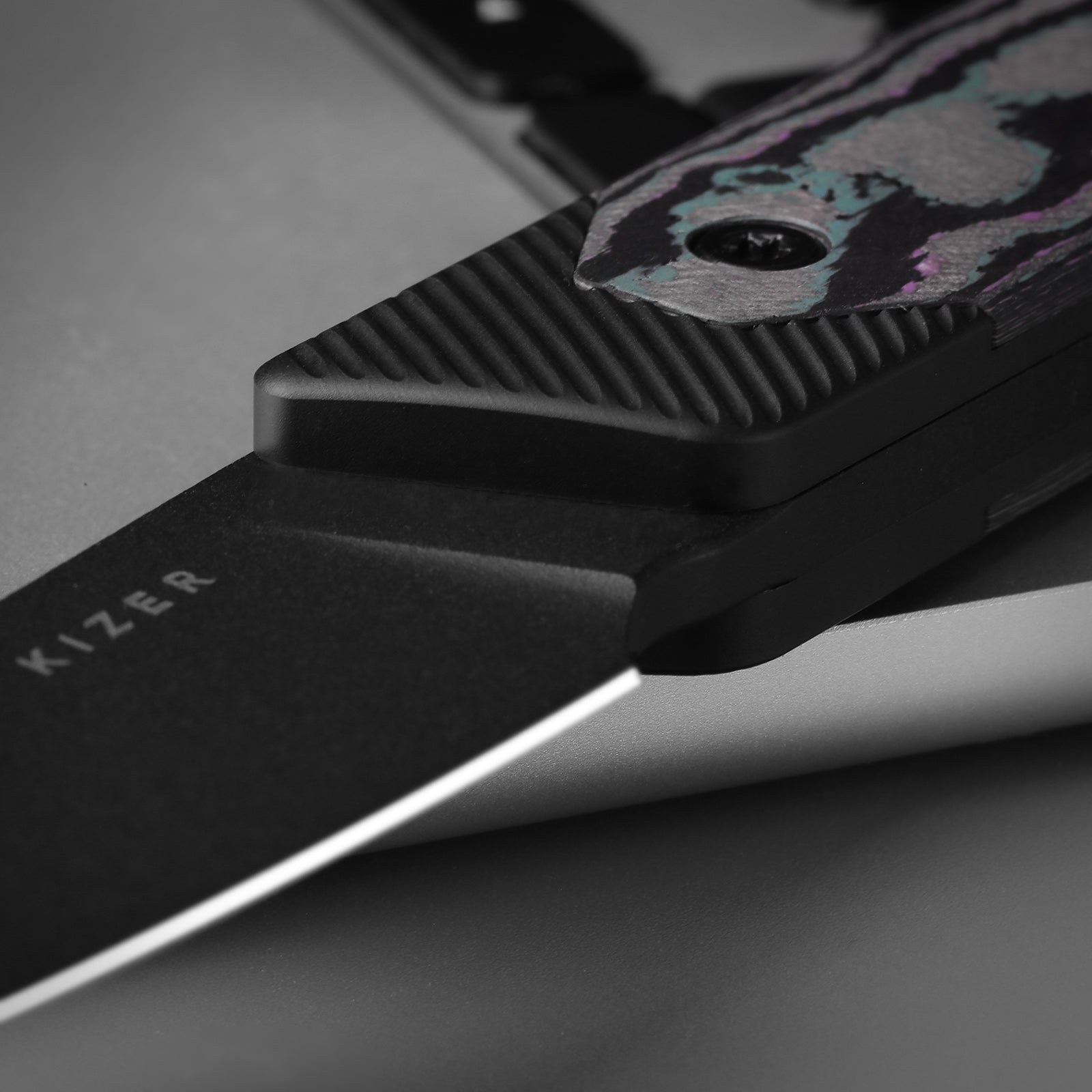 Hallow | Aluminium + Camo Carbon JAZZ | CPM 10V | KizerB™ 1123A1