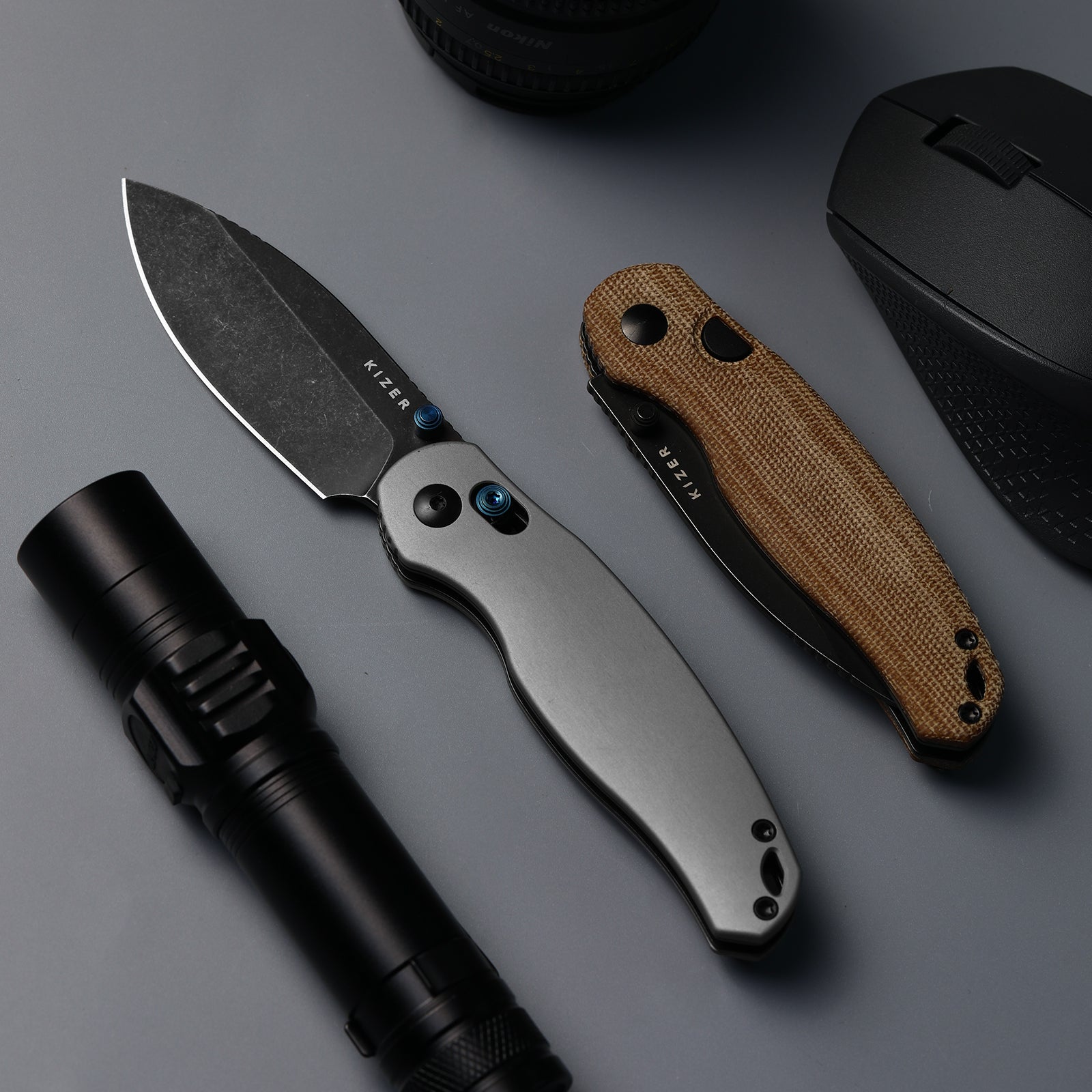Phoca BD | Kizer Button Liner Lock™ | Black Acid Damascus | Norplex UltreX™ Micarta | KizerV™ 3781BDA3