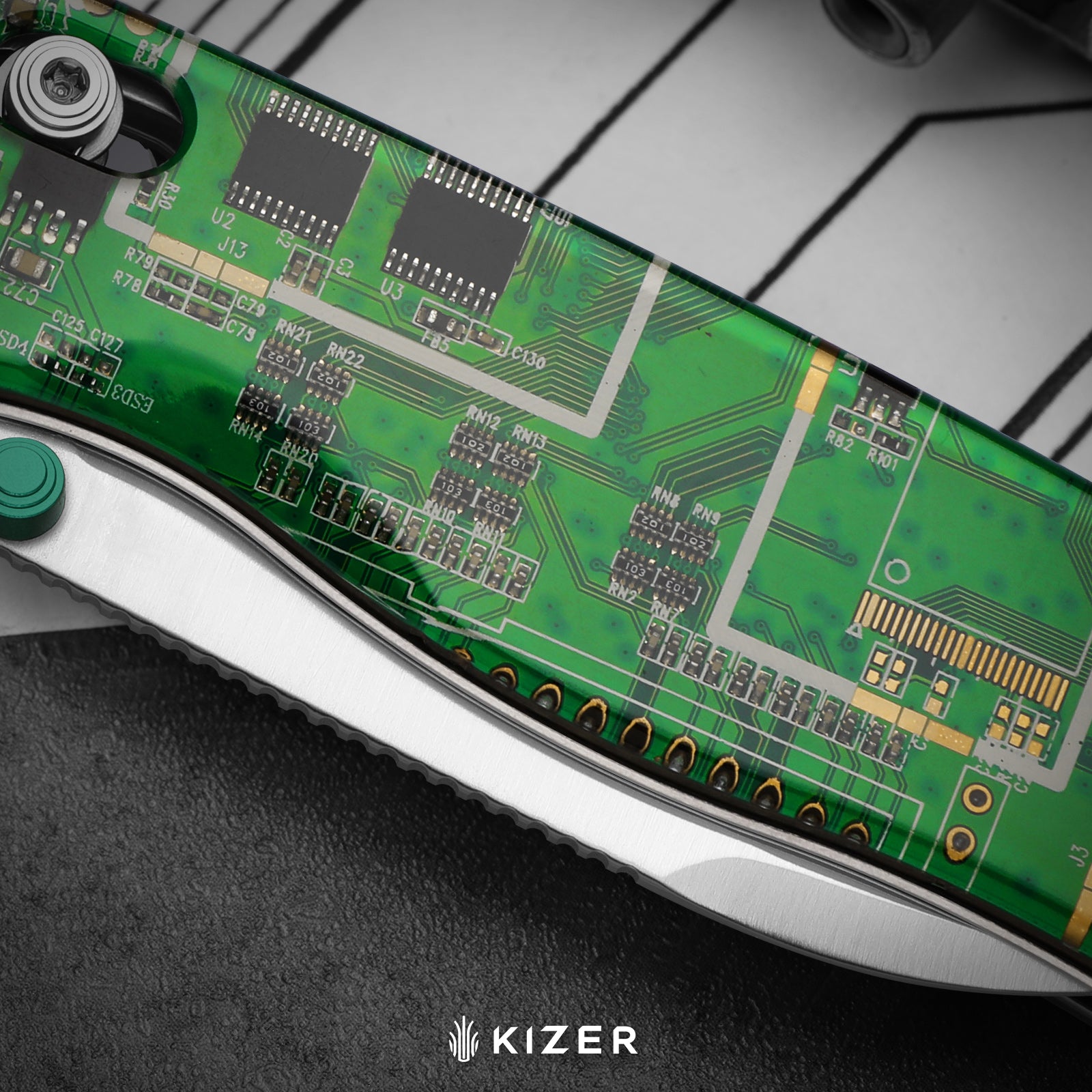 Madrac | Kizer Button Liner Lock™ | 14C28N | Resin & PCB | Black PVD Coating | KizerV™ 3693BSA3