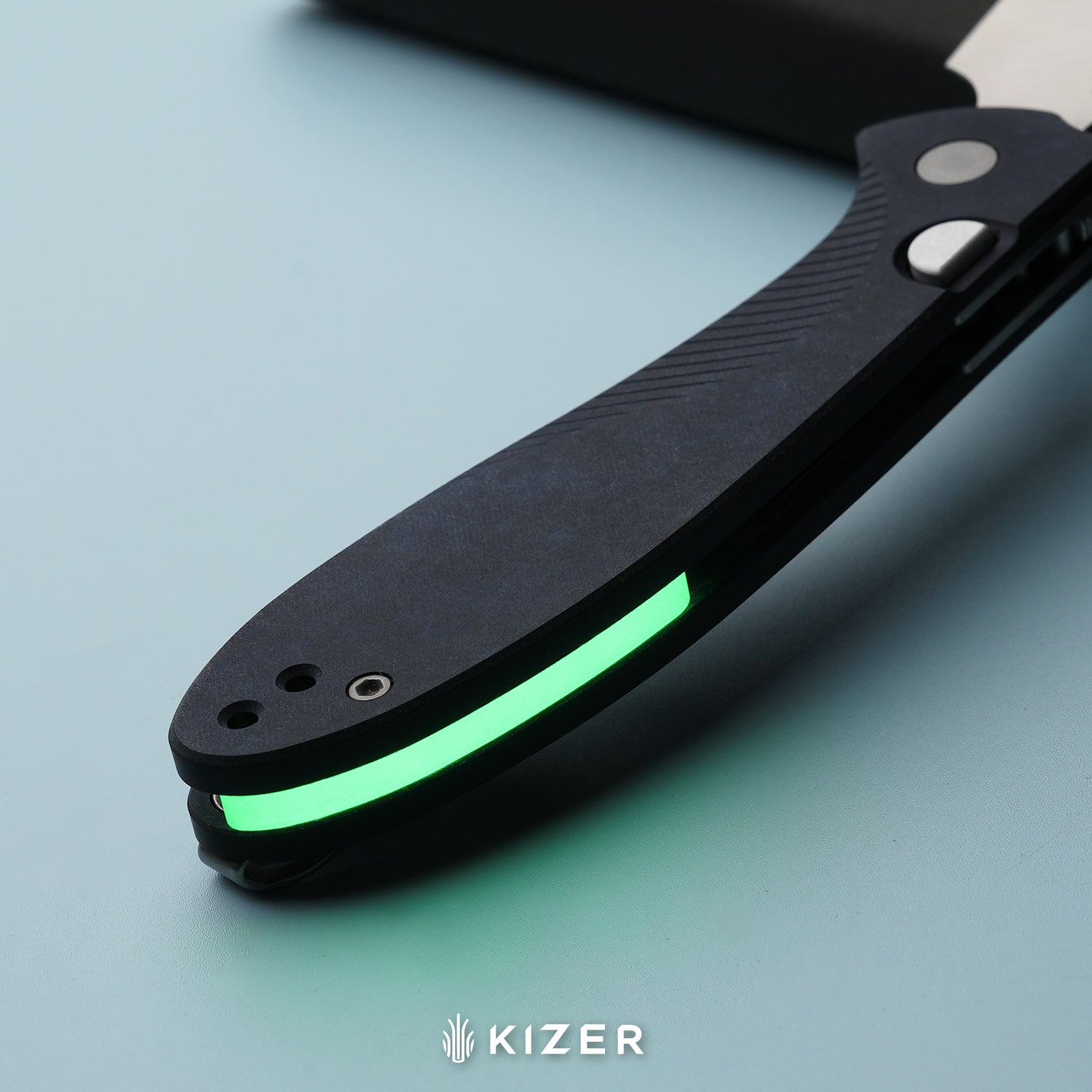 Masu | Kizer Button Liner Lock™ | GID Green G10 | 14C28N | Richlite | KizerV™ 3697A1