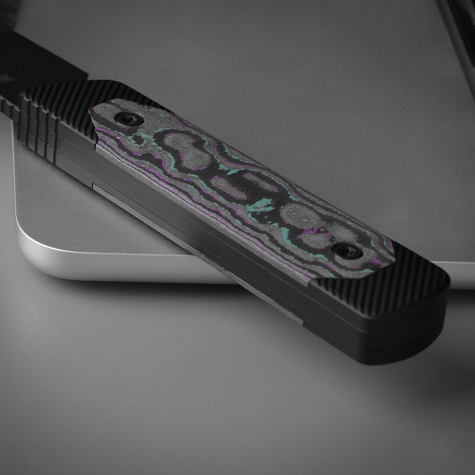 Hallow | Aluminium + Camo Carbon JAZZ  | CPM 10V | KizerB™ 1123A1