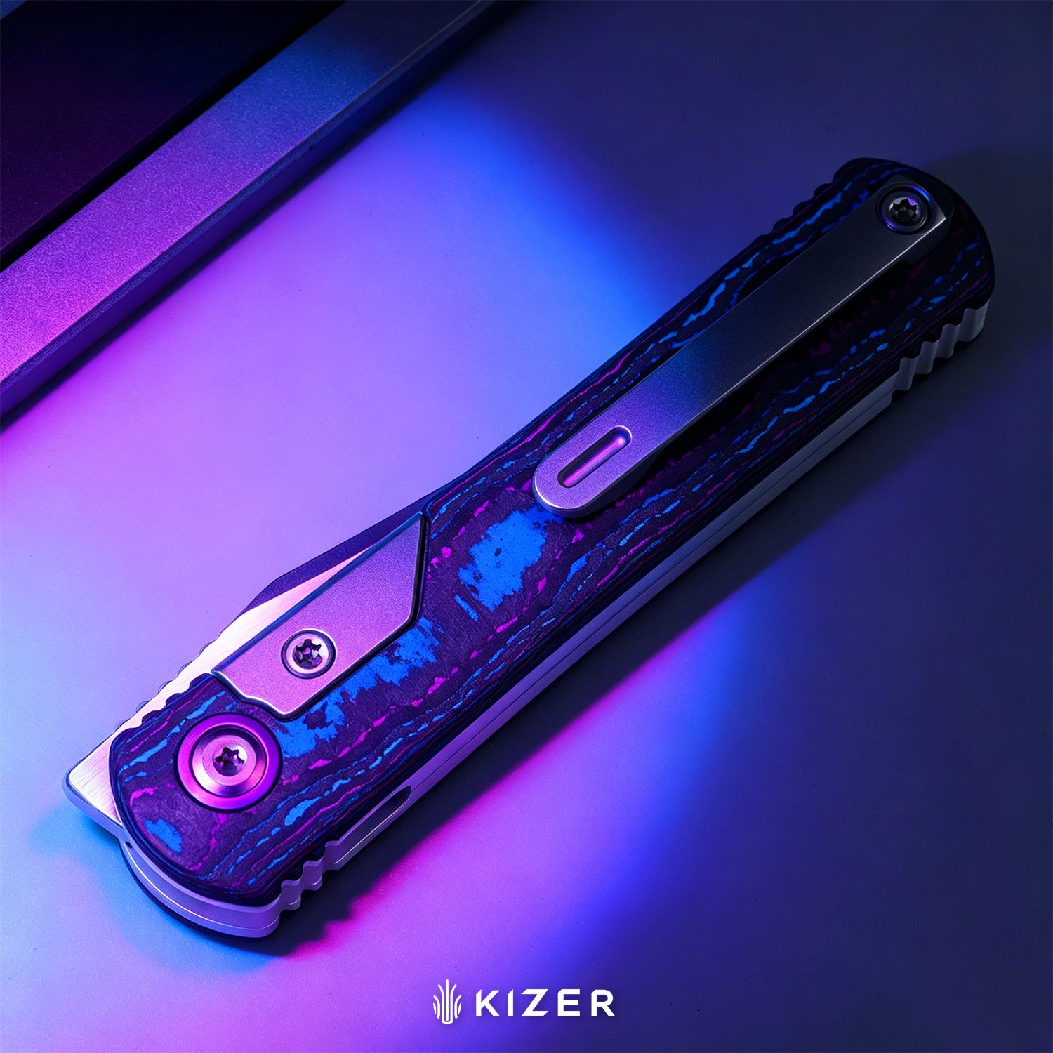 Feist 3 | CPM S90V + Stonewashed & Flat Brushed | UV-Luminescent | Clip Point | Titanium & CamoCarbon Damtanium | KizerX™ 3499.3A2