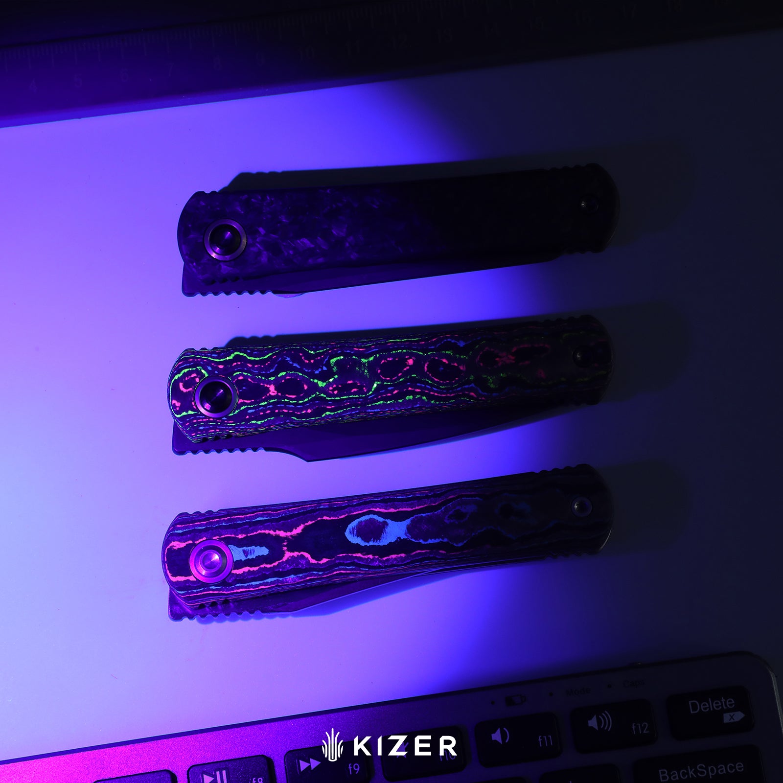 Feist 3 | CPM S90V + Stonewashed & Flat Brushed | UV-Luminescent | Clip Point | Titanium & CamoCarbon Damtanium | KizerX™ 3499.3A2