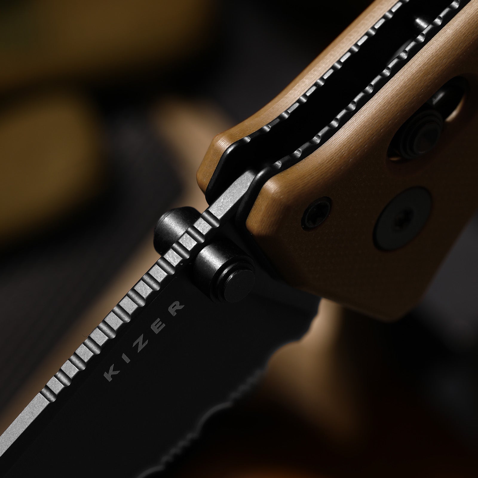 Aegis T | Partially-Serrated Edge | Kizer Clutch Lock™ | Rescue Hook & Glass Breaker | KizerV™ 3774CTA3