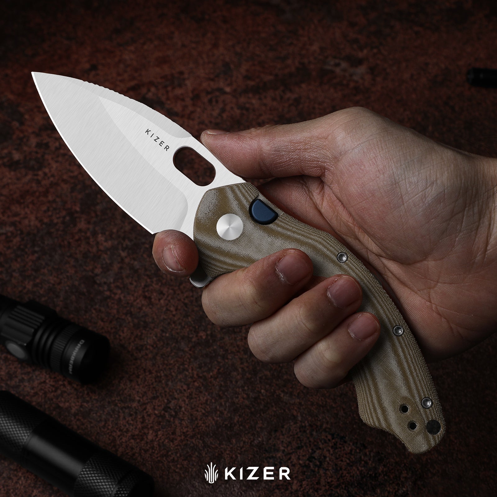 Roach XL | Kizer Button Liner Lock™ | 14C28N | Norplex UltreX™ Micarta | KizerV™ 4477BDA1