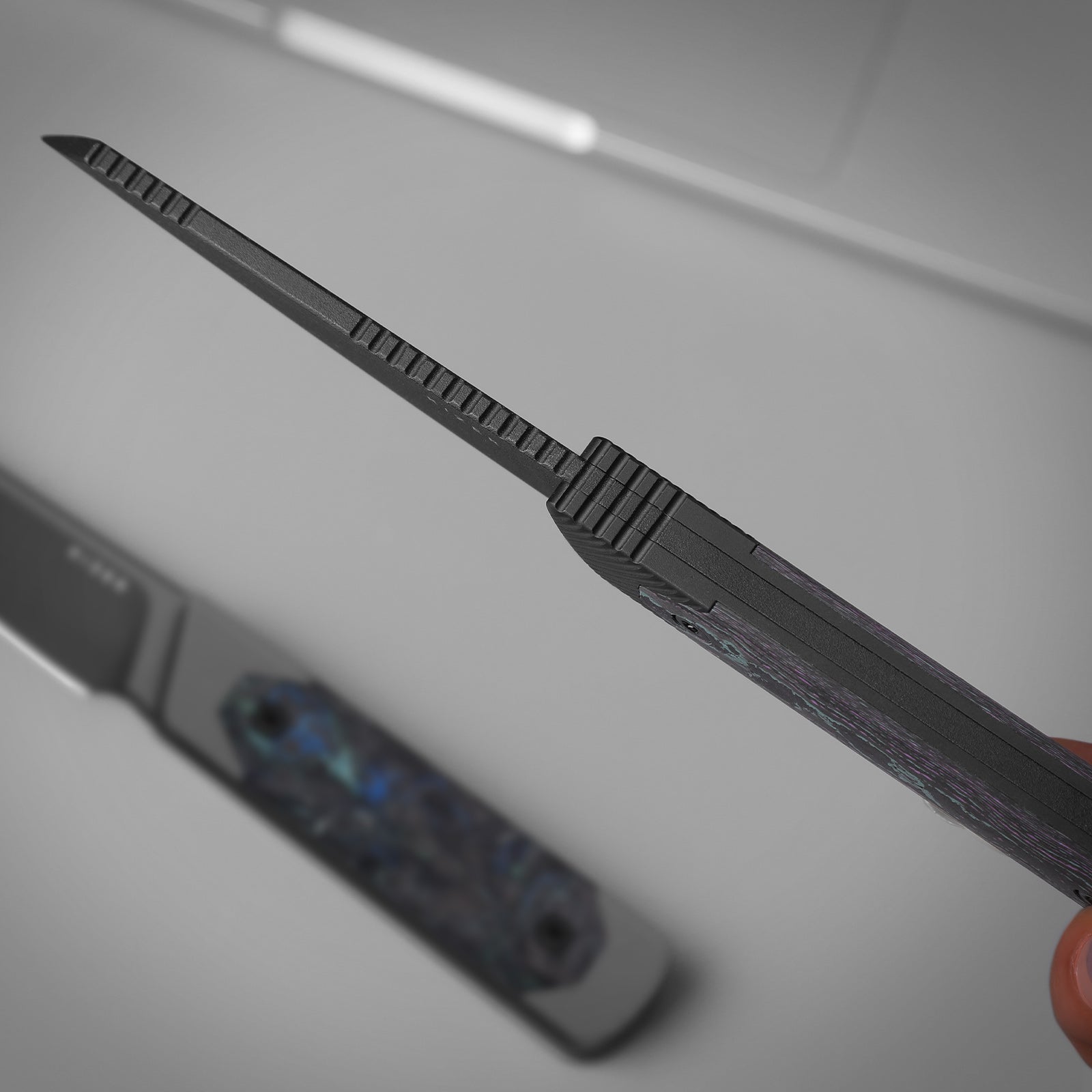 Hallow | Aluminium + Camo Carbon JAZZ  | CPM 10V | KizerB™ 1123A1
