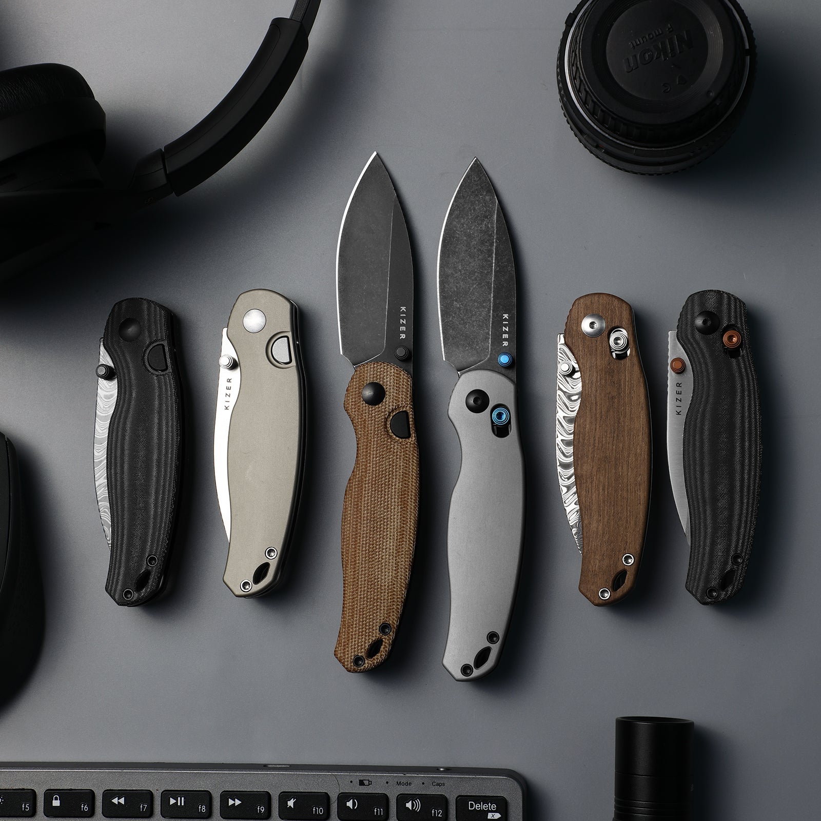 Phoca BD | Kizer Button Liner Lock™ | Black Acid Damascus | Norplex UltreX™ Micarta | KizerV™ 3781BDA3