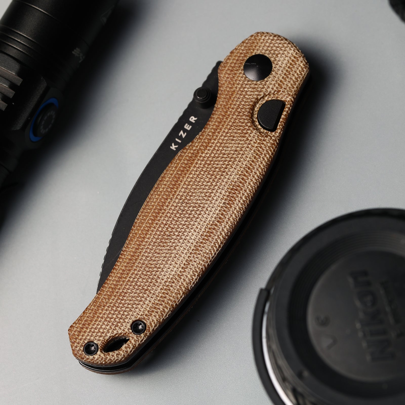 Phoca BD | Kizer Button Liner Lock™ | Black Acid Damascus | Norplex UltreX™ Micarta | KizerV™ 3781BDA3