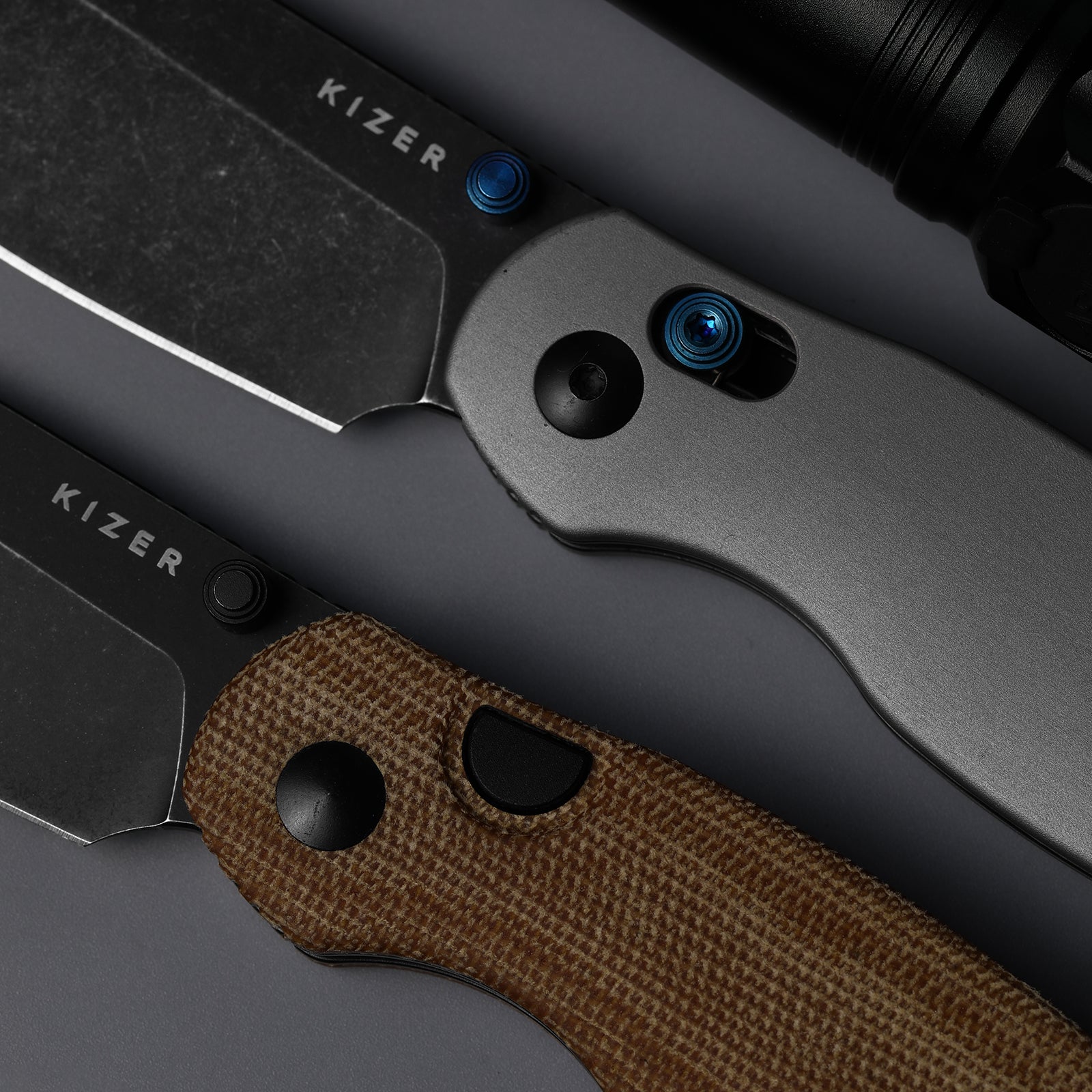 Phoca BD | Kizer Button Liner Lock™ | Black Acid Damascus | Norplex UltreX™ Micarta | KizerV™ 3781BDA3