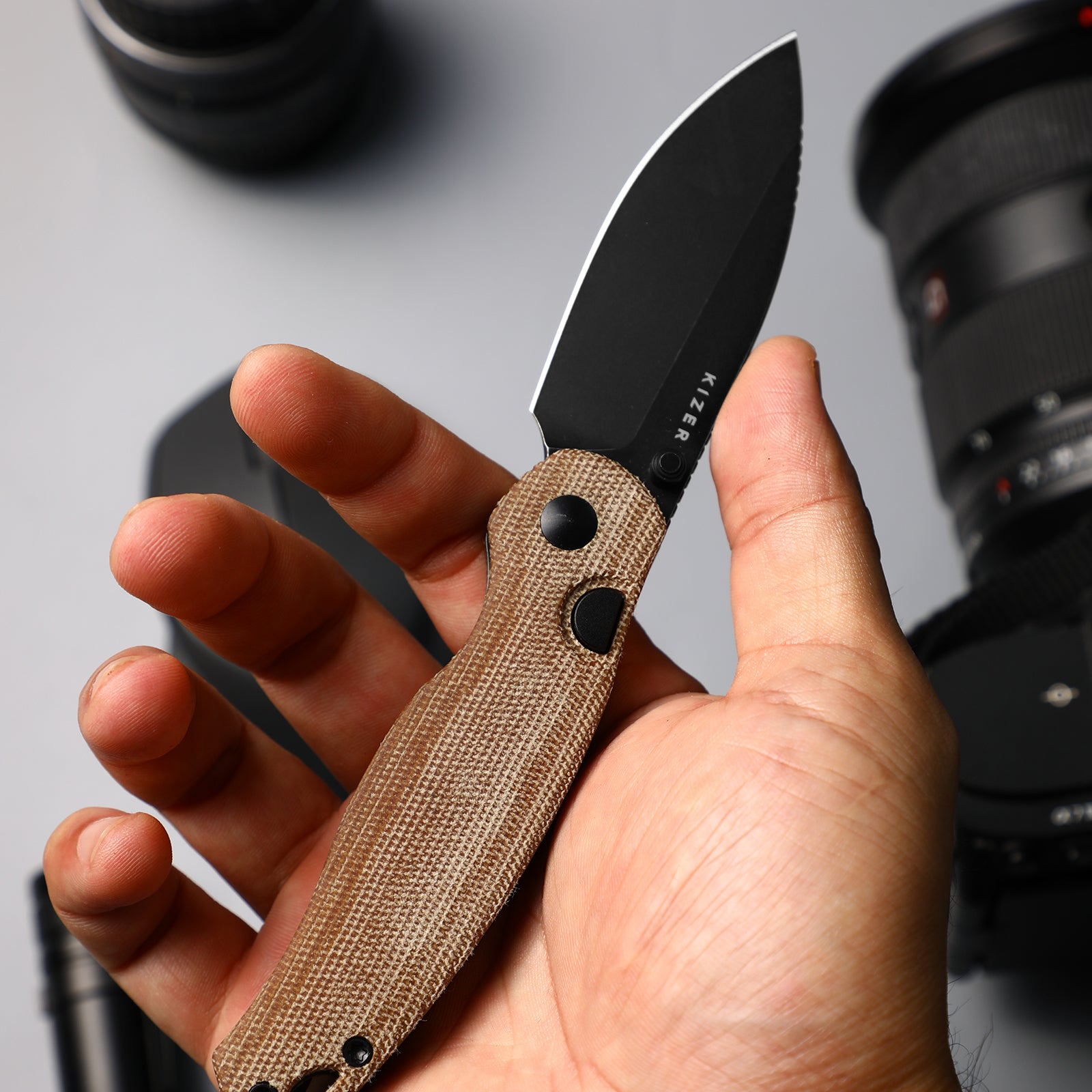 Phoca BD | Kizer Button Liner Lock™ | Black Acid Damascus | Norplex UltreX™ Micarta | KizerV™ 3781BDA3