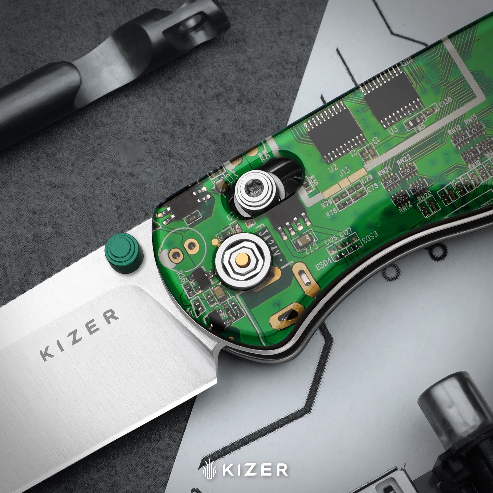 Madrac | Kizer Button Liner Lock™ | 14C28N | Resin & PCB | Black PVD Coating | KizerV™ 3693BSA3