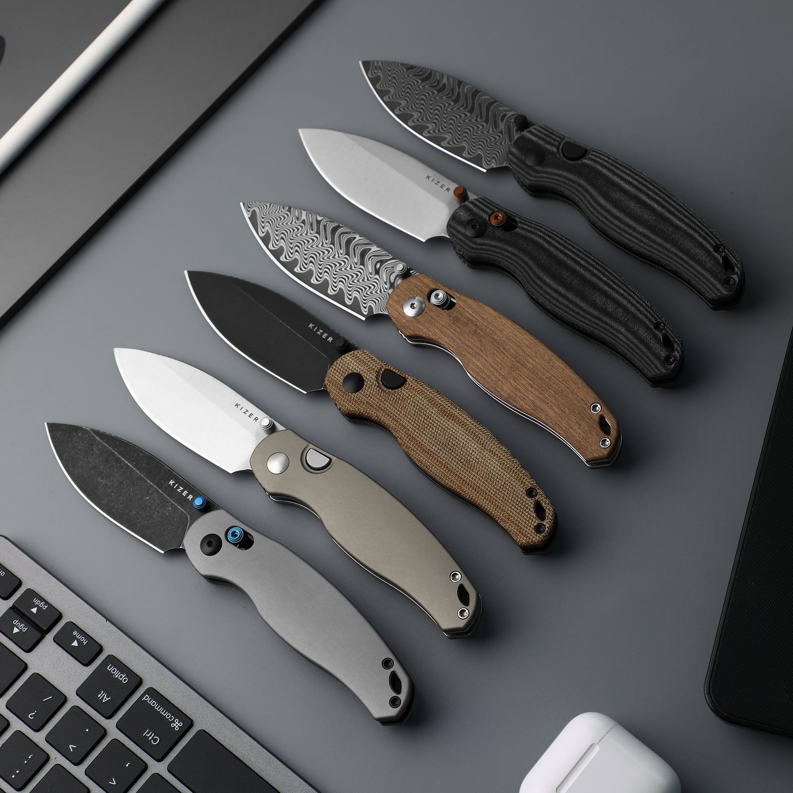 Phoca BD | Kizer Button Liner Lock™ | Black Acid Damascus | Norplex UltreX™ Micarta | KizerV™ 3781BDA3